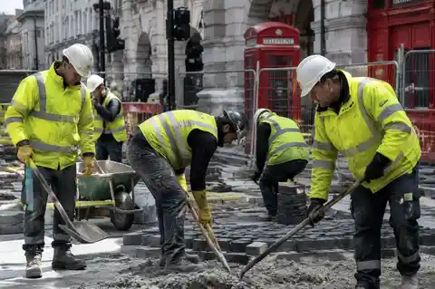 UK Wage Growth Stays Firm as Unemployment Falls to 4.9%